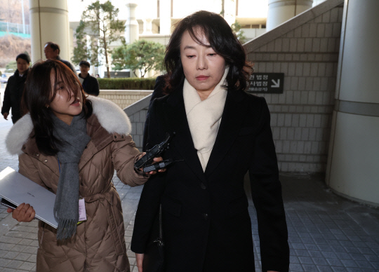 박근혜 정부의 이른바 '문화계 블랙리스트' 사건과 관련 직권남용 권리행사 방해 등 혐의로 기소된 조윤선 전 청와대 정무수석이 24일 오후 서울 서초구 서울고등법원에서 열린 파기환송심 선고 공판을 마친 뒤 법정을 나서고 있다. 서울고법 형사6-1부(원종찬 박원철 이의영 부장판사)는 이날  조 전 수석에게 징역 1년 2개월을 선고했다. [연합뉴스]